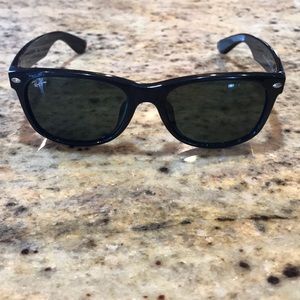 Barely worn ray ban new wayfarer black